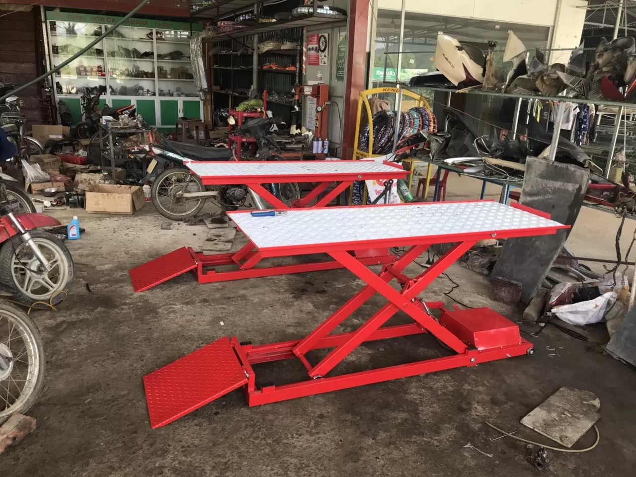bàn nâng xe máy
