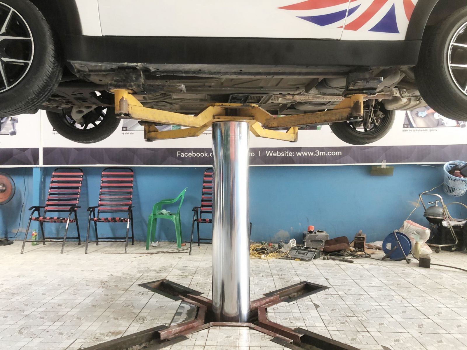 Cầu nâng 1 trụ rửa xe kiểu chữ X âm nền VIMET VLWS3500