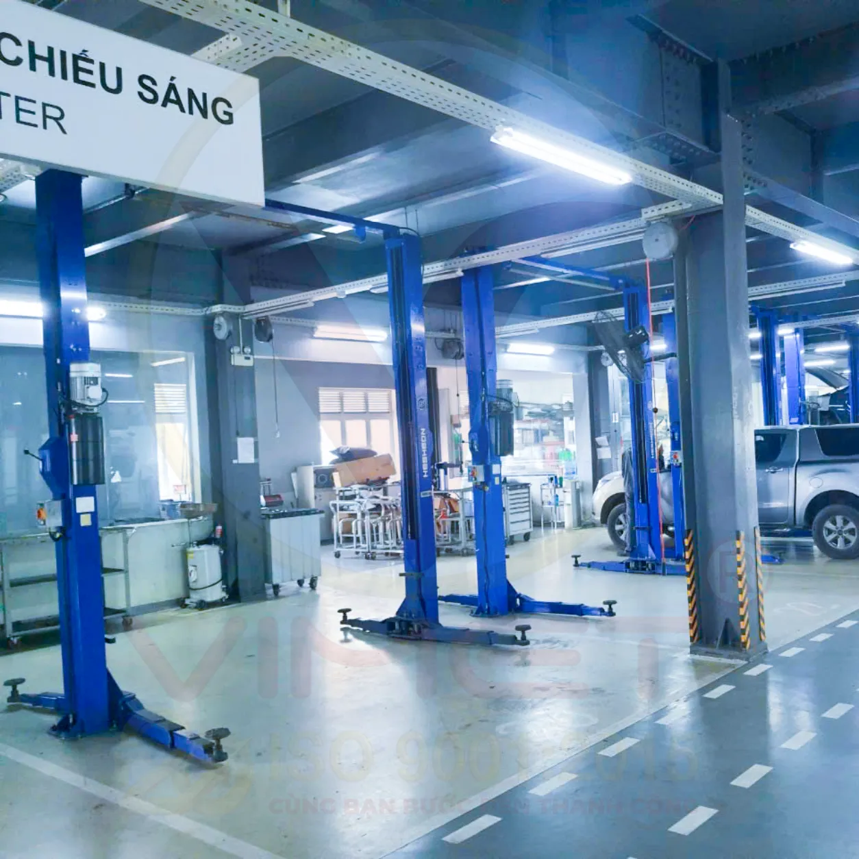 cầu nâng 2 trụ giăngf trên và giằng dưới